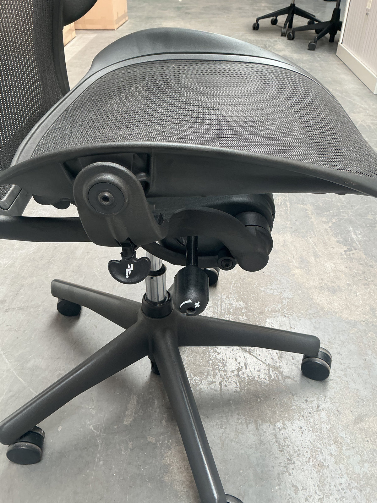 Refurbished Herman Miller Aeron bureaustoel, graphite foto 12