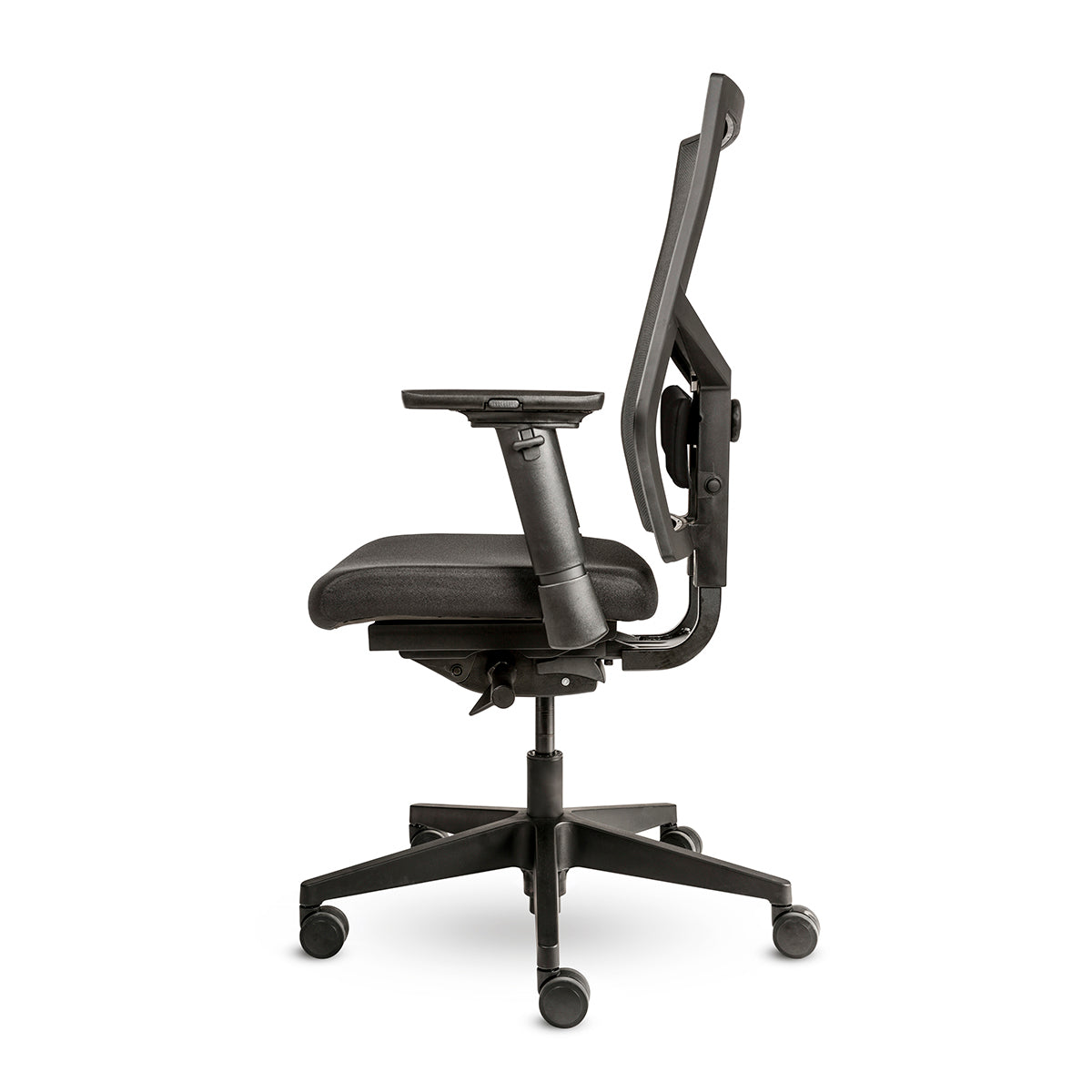 Zijaanzicht van een zwarte Bureaustoel Junna met een zwart nylon voetkruis